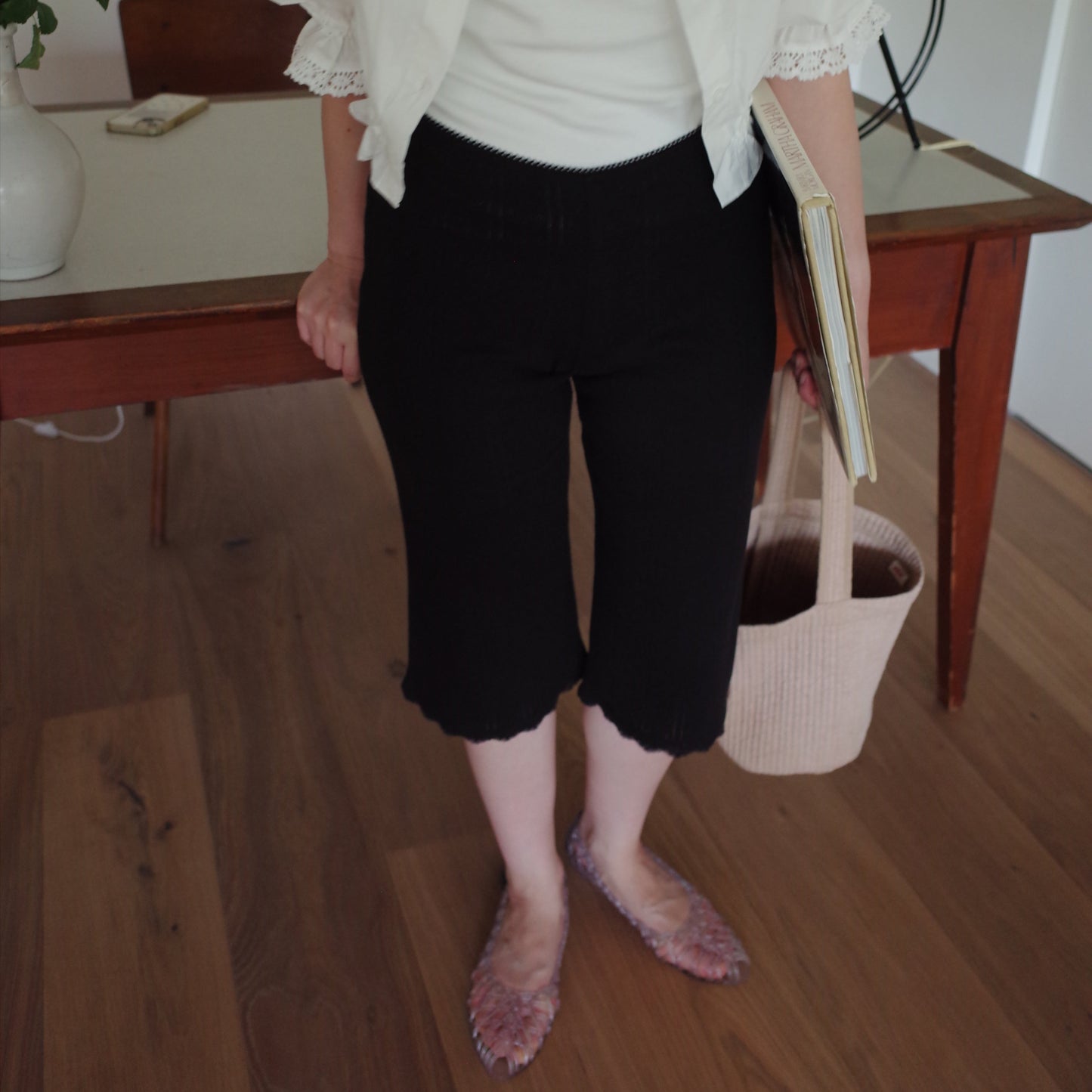 Eyelet Lace Capri Pants / Black