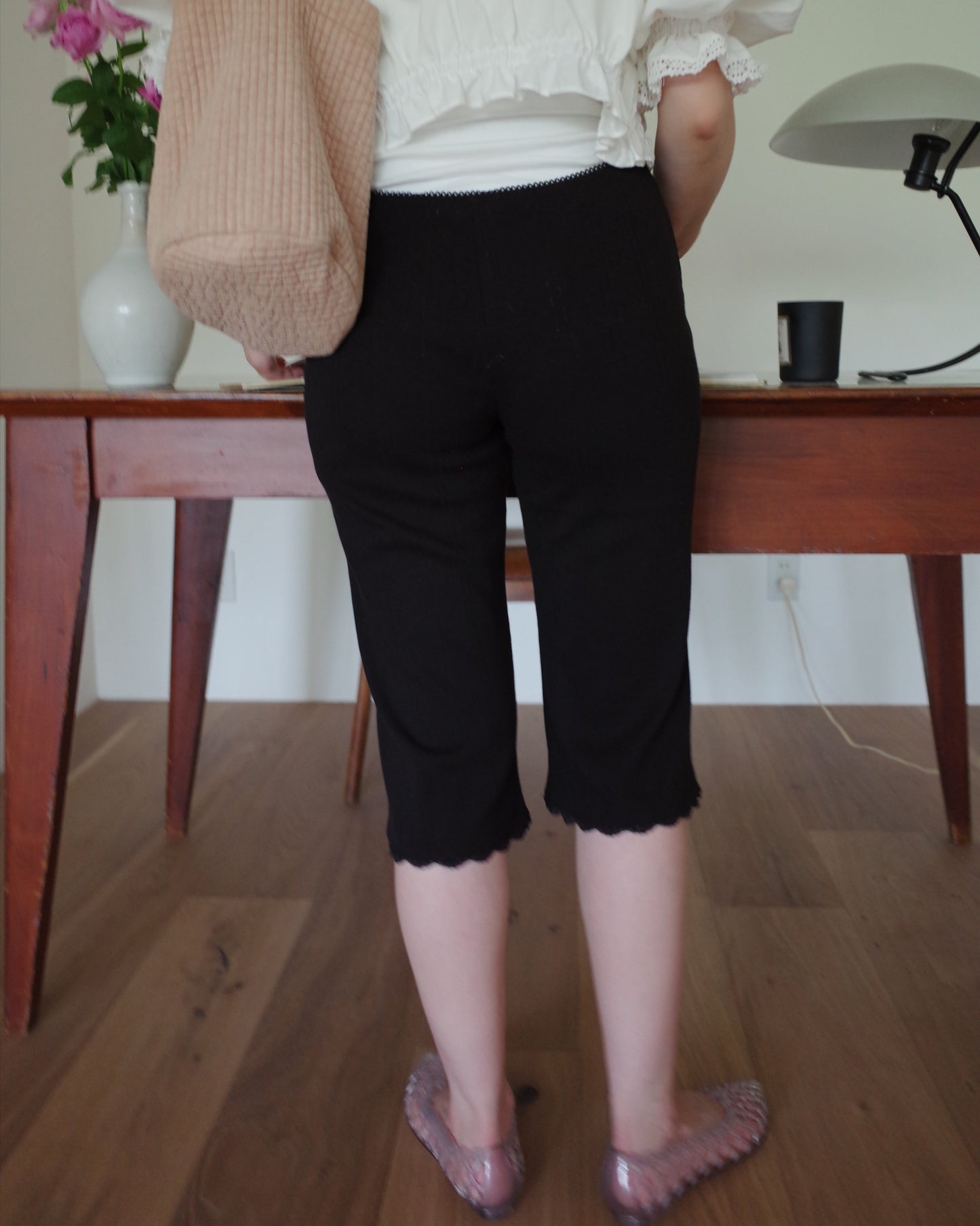 Eyelet Lace Capri Pants / Black