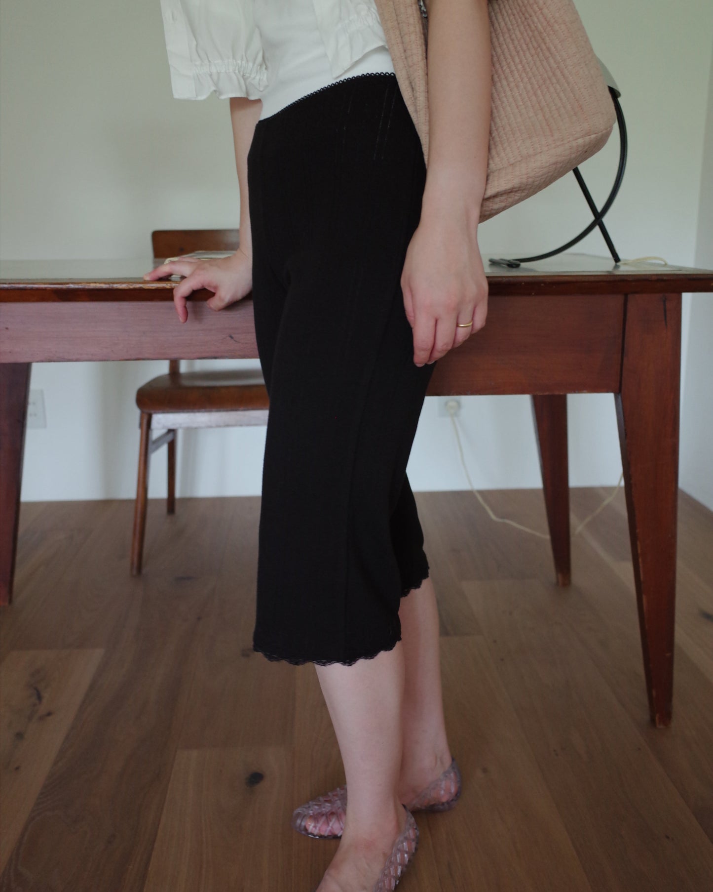 Eyelet Lace Capri Pants / Black