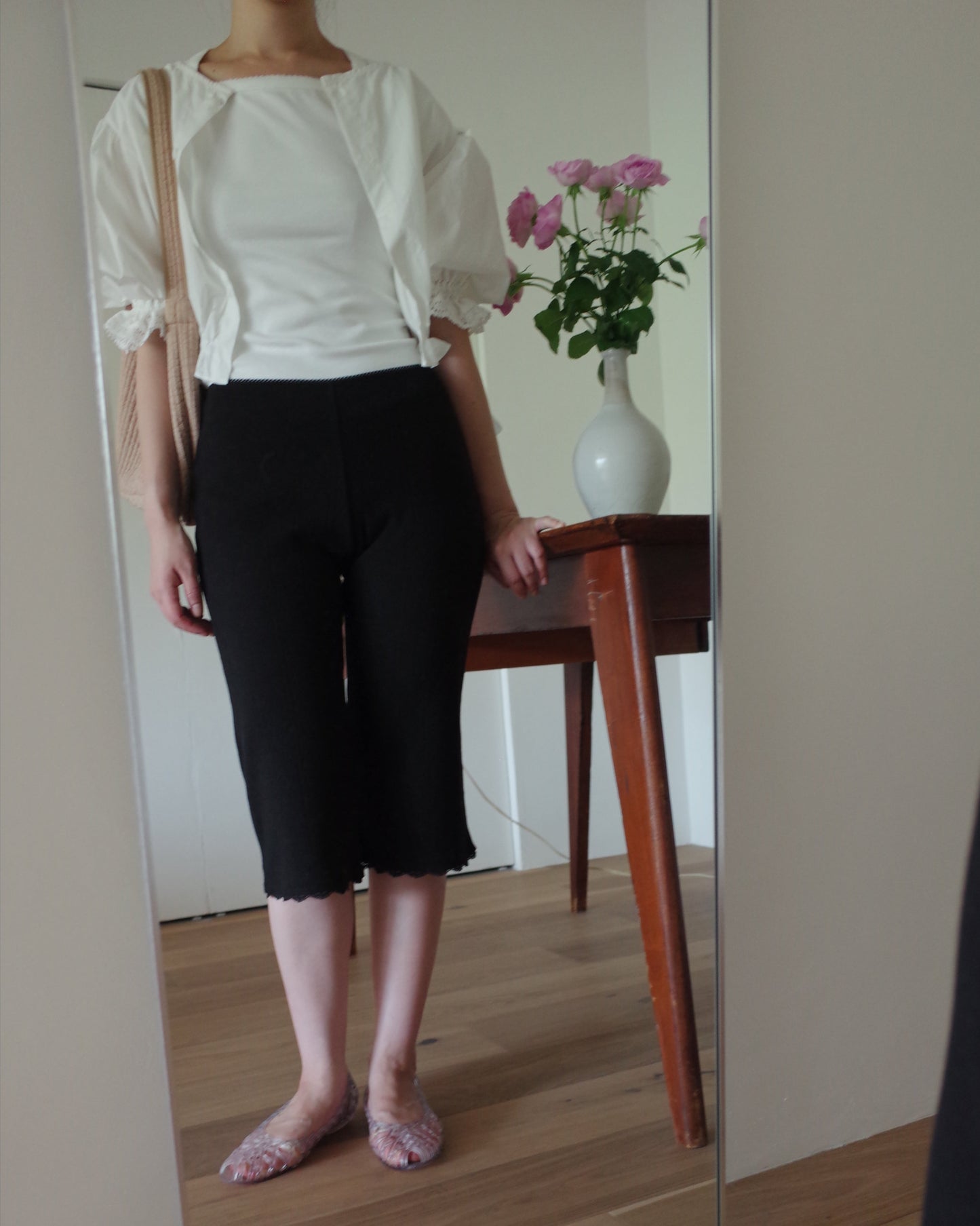 Eyelet Lace Capri Pants / Black