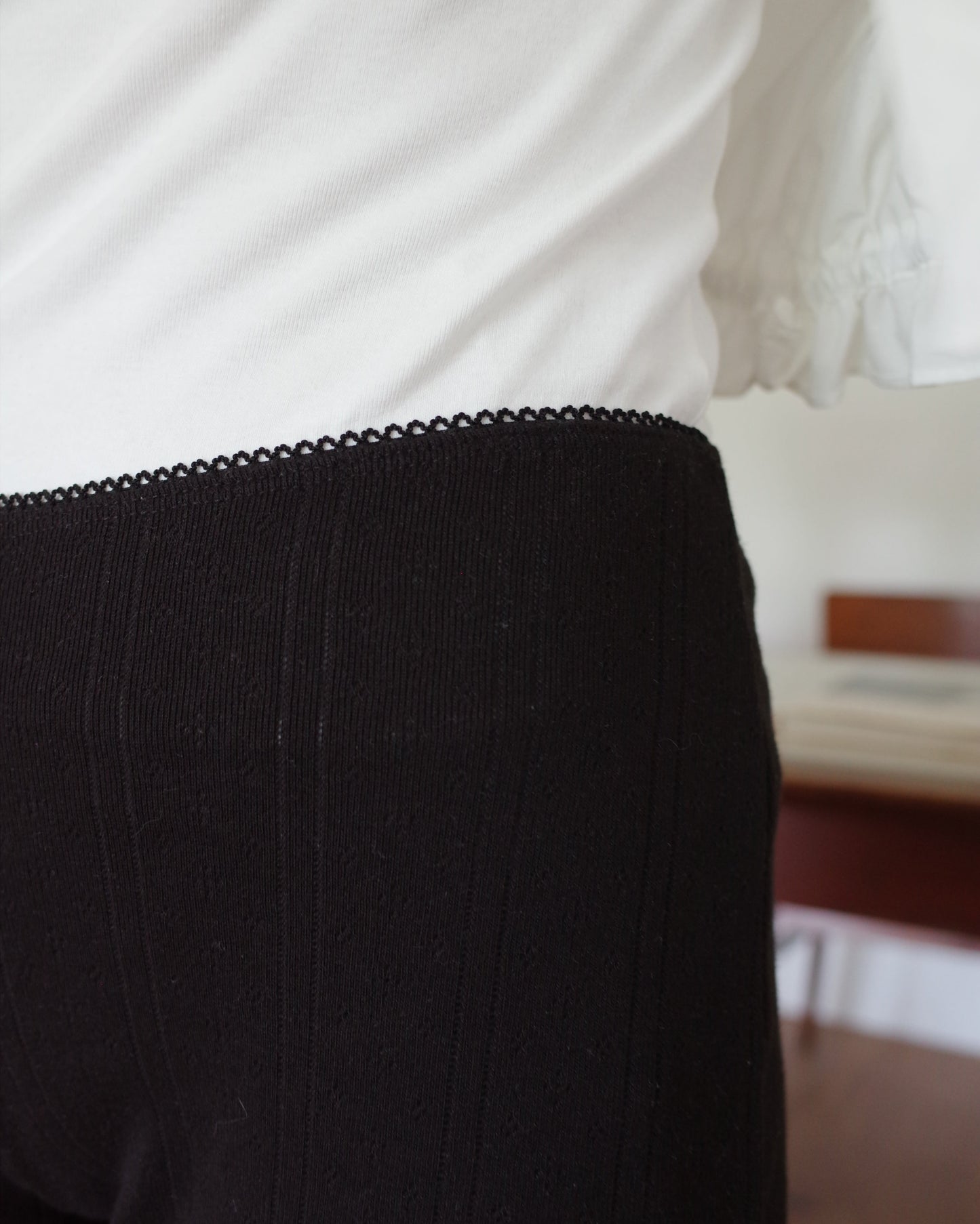 Eyelet Lace Capri Pants / Black