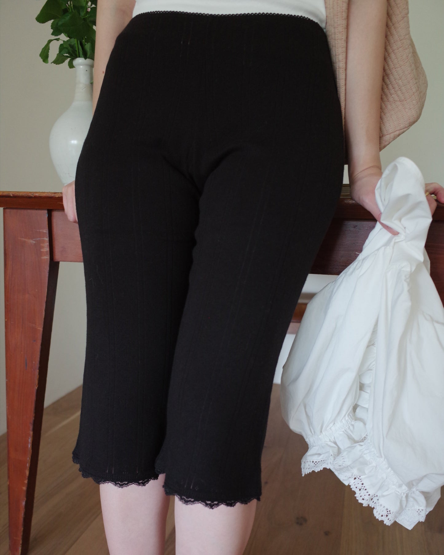 Eyelet Lace Capri Pants / Black